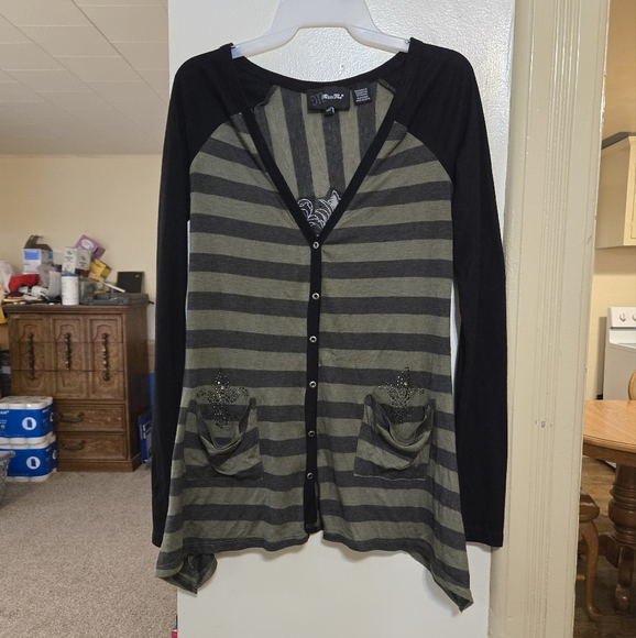 Miss Me green & black top w/ rhinestone bling & lace sz small in great condition - Picture 1 of 4